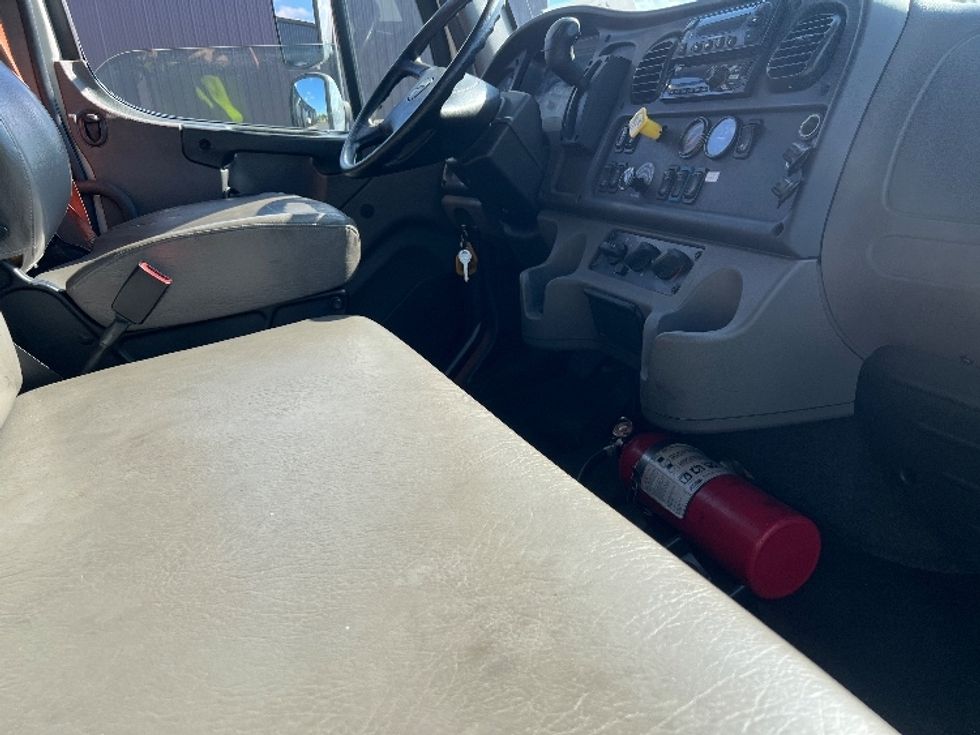 Refrigerated Truck-Light and Medium Duty Trucks-Freightliner-2019-M2-Philadelphia-PA-293,489\n\t\tmiles-$ 25,000 - Image 22