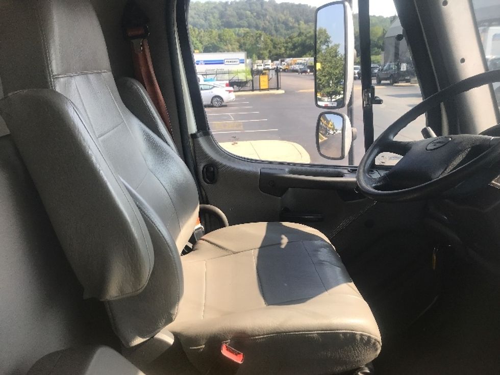 Refrigerated Truck-Light and Medium Duty Trucks-Freightliner-2019-M2-Pittsburgh-PA-315,401\n\t\tmiles-$ 36,500 - Image 22