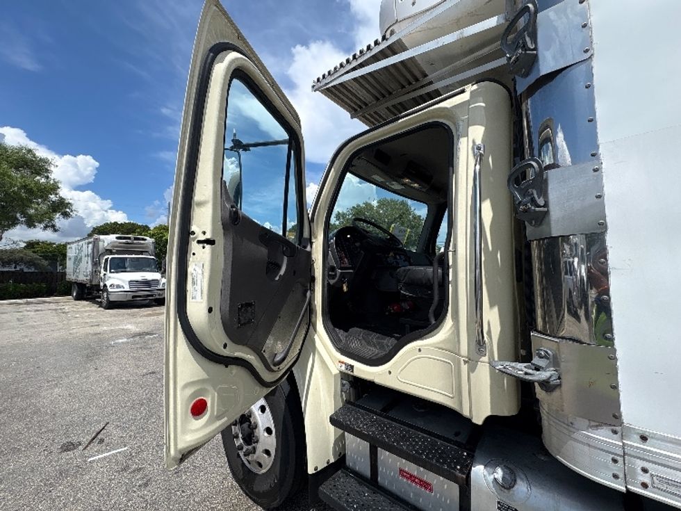 Refrigerated Truck-Light and Medium Duty Trucks-Freightliner-2019-M2-Pompano Beach-FL-177,251\n\t\tmiles-$ 47,500 - Image 16