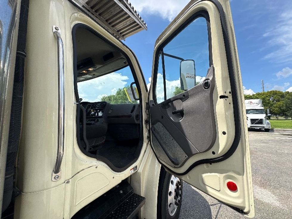 Refrigerated Truck-Light and Medium Duty Trucks-Freightliner-2019-M2-Pompano Beach-FL-177,251\n\t\tmiles-$ 47,500 - Image 20
