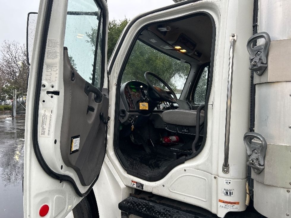 Refrigerated Truck-Light and Medium Duty Trucks-Freightliner-2019-M2-Sacramento-CA-186,457\n\t\tmiles-$ 57,250 - Image 16