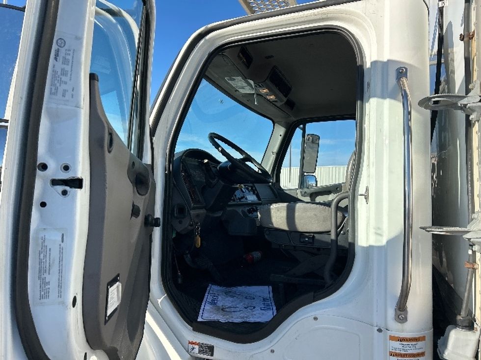 Refrigerated Truck-Light and Medium Duty Trucks-Freightliner-2019-M2-Saint Laurent-PQ-221,275\n\t\tkm-$ 72,000 - Image 16