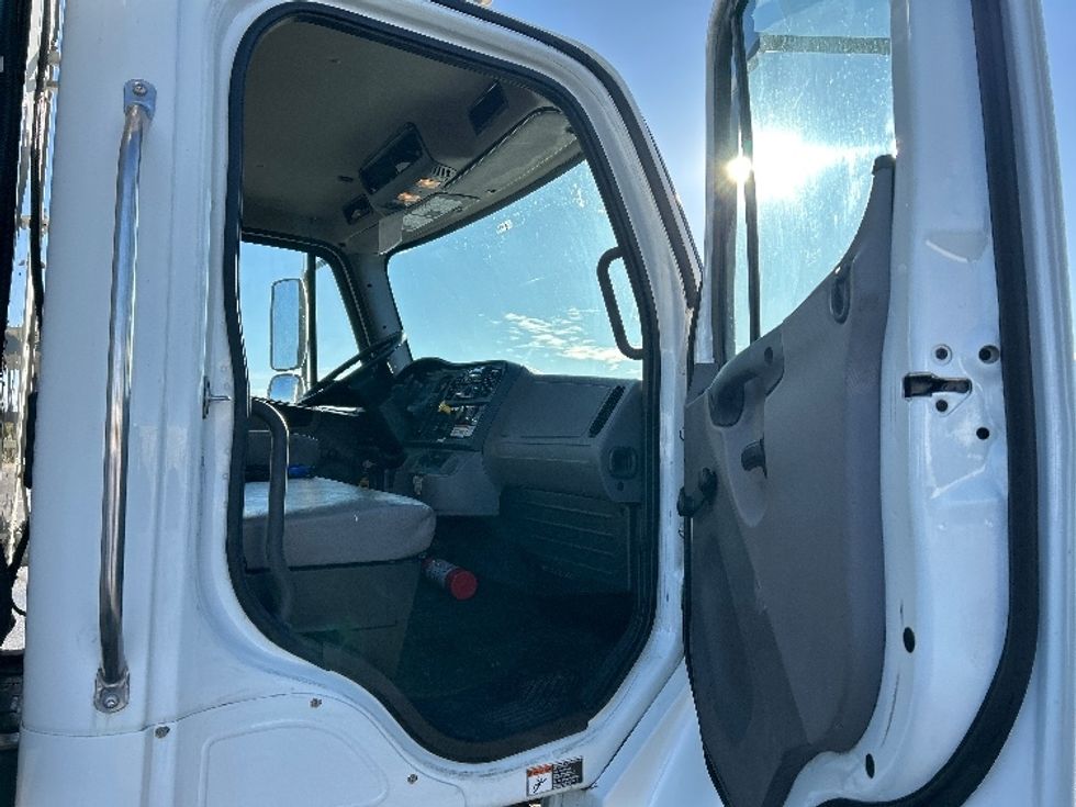 Refrigerated Truck-Light and Medium Duty Trucks-Freightliner-2019-M2-Saint Laurent-PQ-221,275\n\t\tkm-$ 72,000 - Image 20