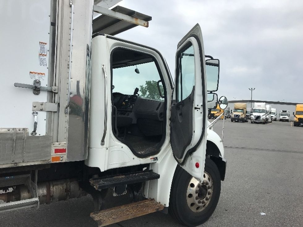 Refrigerated Truck-Light and Medium Duty Trucks-Freightliner-2019-M2-Saint Laurent-PQ-274,692\n\t\tkm-$ 58,250 - Image 19