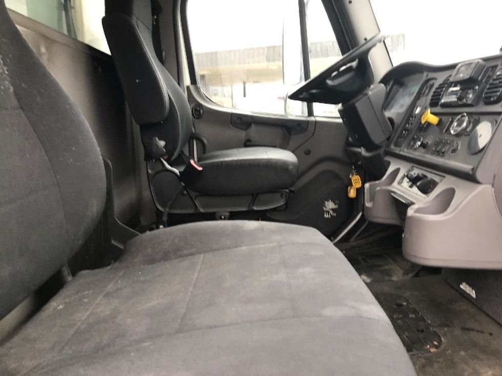 Refrigerated Truck-Light and Medium Duty Trucks-Freightliner-2019-M2-Saint Laurent-PQ-274,692\n\t\tkm-$ 58,250 - Image 21