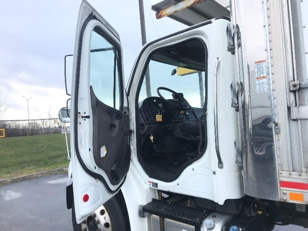 Refrigerated Truck-Light and Medium Duty Trucks-Freightliner-2019-M2-Saint Laurent-PQ-405,192\n\t\tkm-$ 41,500 - Image 16