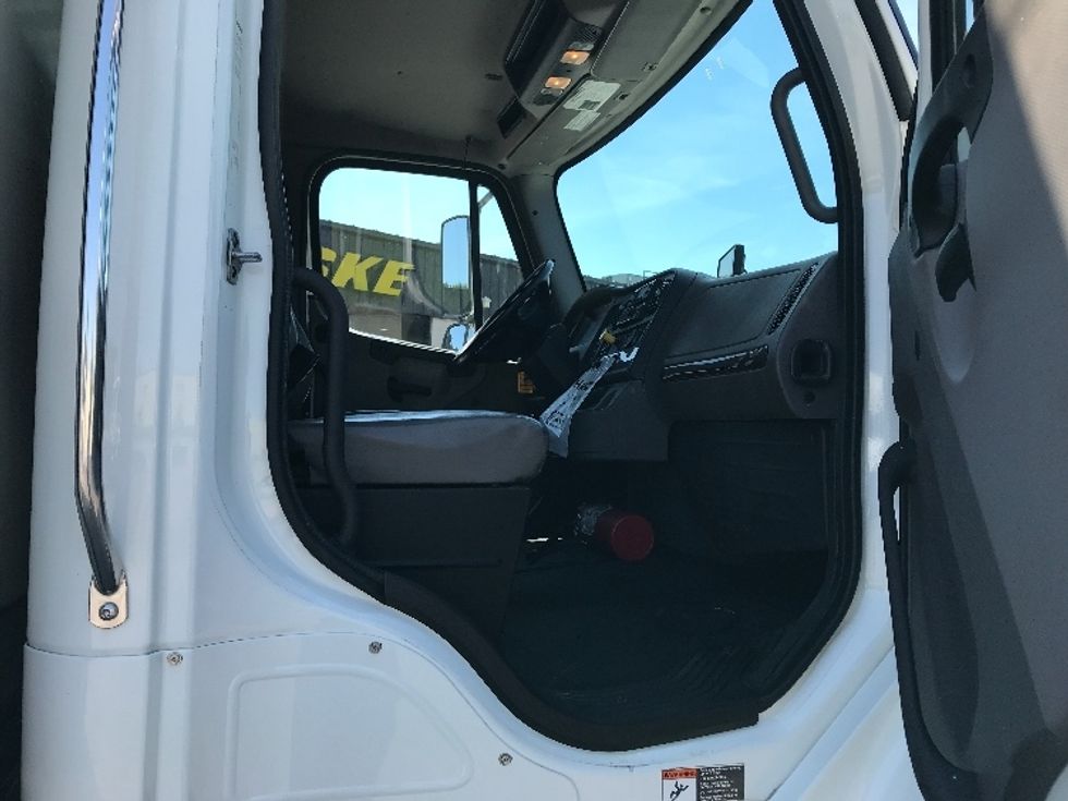 Refrigerated Truck-Light and Medium Duty Trucks-Freightliner-2019-M2-Suffolk-VA-128,350\n\t\tmiles-$ 72,000 - Image 19