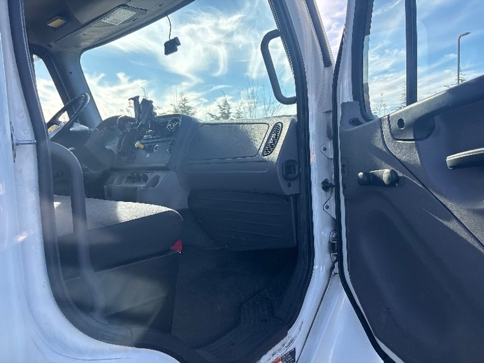 Refrigerated Truck-Light and Medium Duty Trucks-Freightliner-2019-M2-Tacoma-WA-265,661\n\t\tmiles-$ 46,000 - Image 20