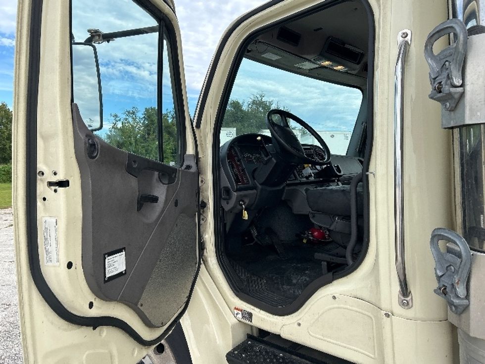 Refrigerated Truck-Light and Medium Duty Trucks-Freightliner-2019-M2-Tampa-FL-156,149\n\t\tmiles-$ 49,250 - Image 15