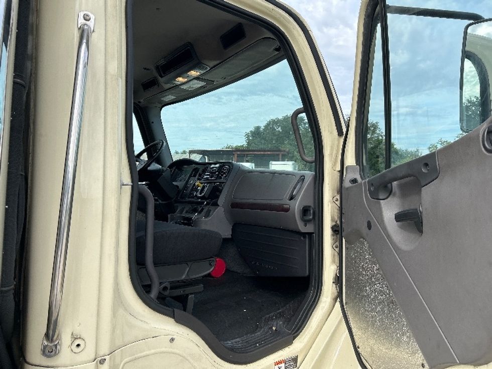 Refrigerated Truck-Light and Medium Duty Trucks-Freightliner-2019-M2-Tampa-FL-156,149\n\t\tmiles-$ 49,250 - Image 19