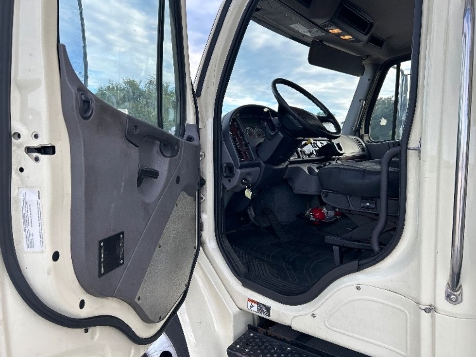 Refrigerated Truck-Light and Medium Duty Trucks-Freightliner-2019-M2-Tampa-FL-188,640\n\t\tmiles-$ 47,250 - Image 14