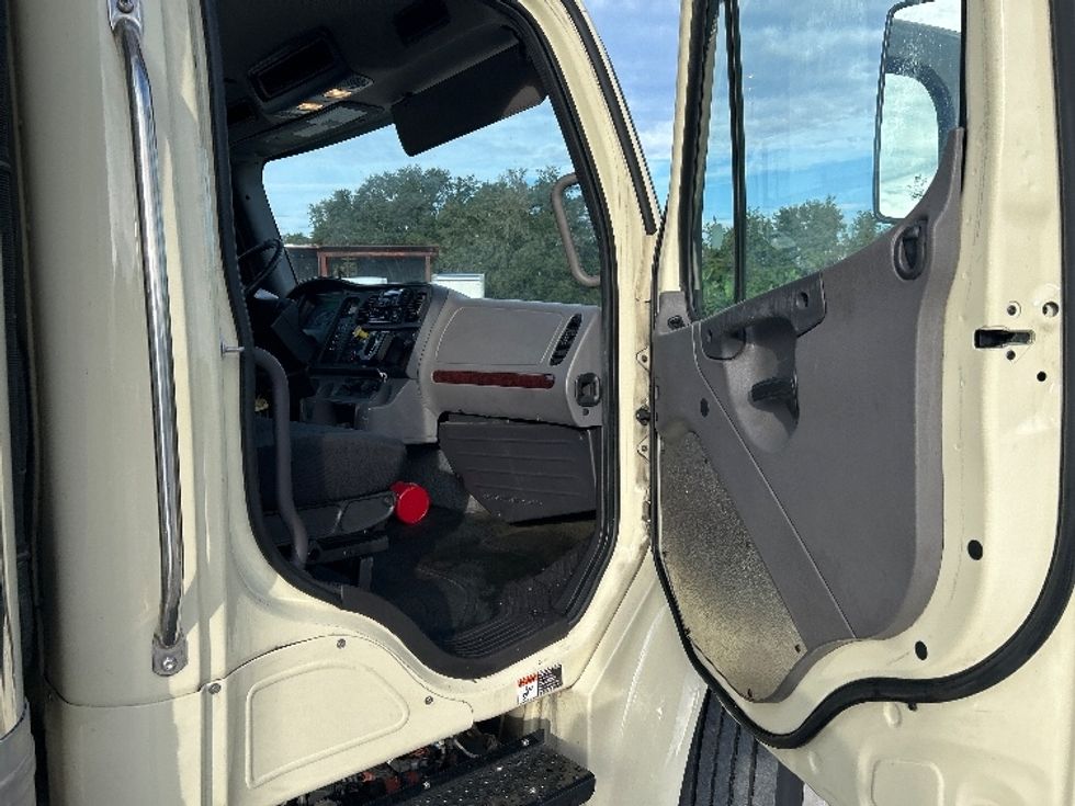 Refrigerated Truck-Light and Medium Duty Trucks-Freightliner-2019-M2-Tampa-FL-188,640\n\t\tmiles-$ 47,250 - Image 18