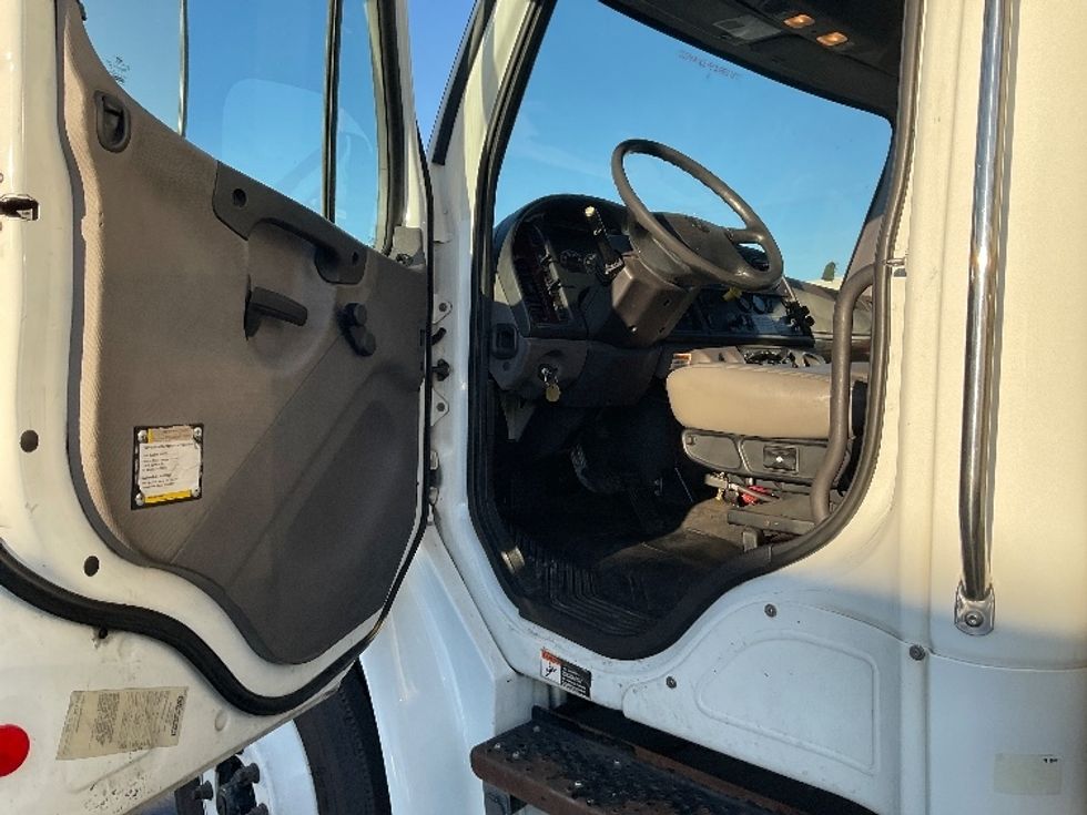 Refrigerated Truck-Light and Medium Duty Trucks-Freightliner-2019-M2-Torrance-CA-224,800\n\t\tmiles-$ 52,250 - Image 16