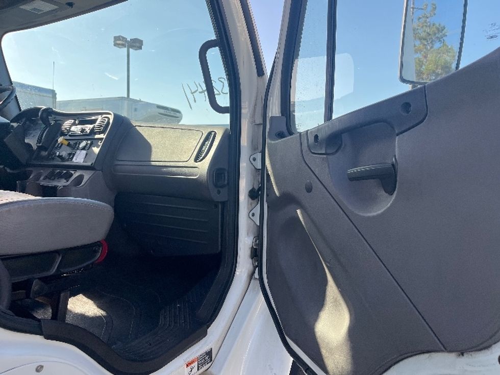 Refrigerated Truck-Light and Medium Duty Trucks-Freightliner-2019-M2-Torrance-CA-338,003\n\t\tmiles-$ 24,750 - Image 18