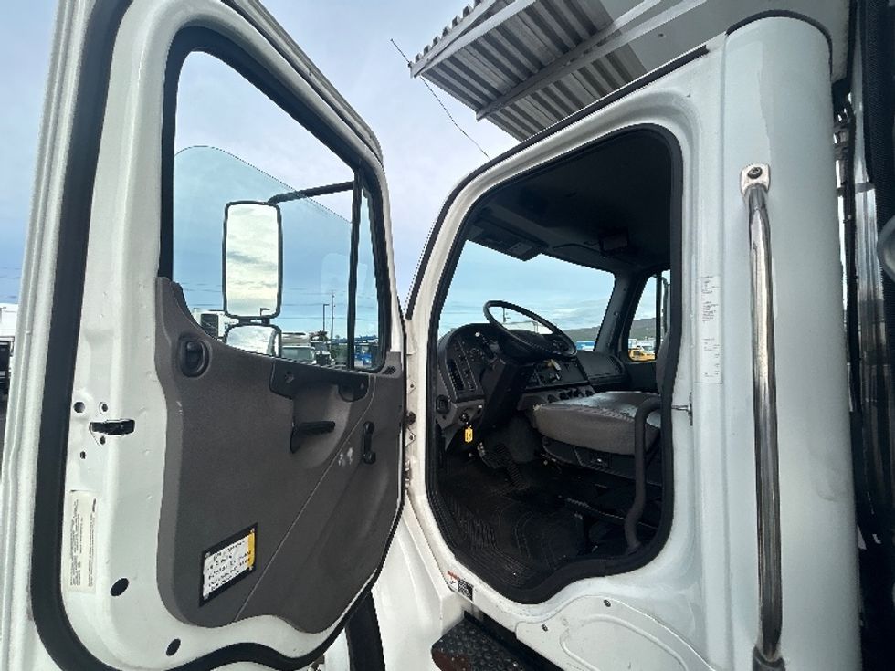 Refrigerated Truck-Light and Medium Duty Trucks-Freightliner-2019-M2-Torrance-CA-46,358\n\t\tmiles-$ 61,500 - Image 16