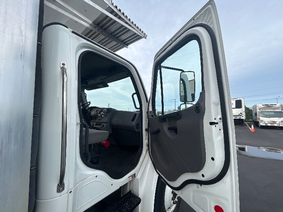 Refrigerated Truck-Light and Medium Duty Trucks-Freightliner-2019-M2-Torrance-CA-46,358\n\t\tmiles-$ 61,500 - Image 19