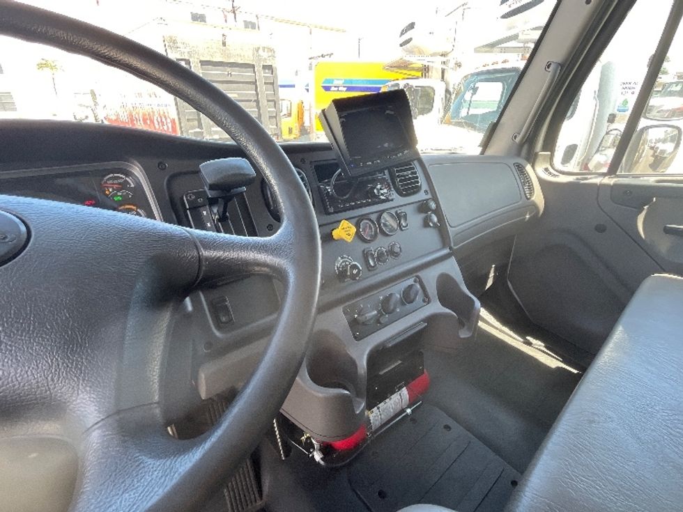 Refrigerated Truck-Light and Medium Duty Trucks-Freightliner-2019-M2-Torrance-CA-63,751\n\t\tmiles-$ 57,250 - Image 17
