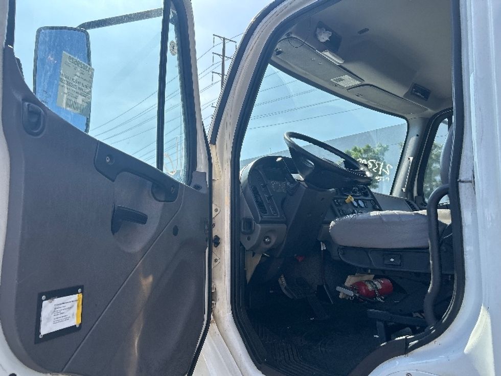 Refrigerated Truck-Light and Medium Duty Trucks-Freightliner-2019-M2-Torrance-CA-71,719\n\t\tmiles-$ 59,250 - Image 16