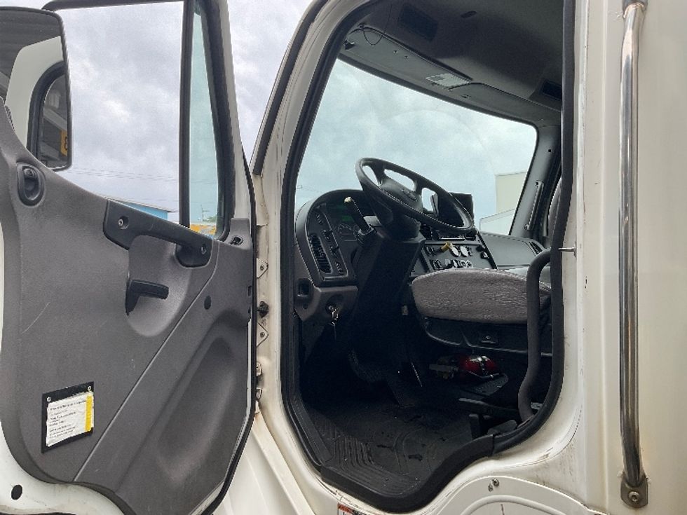 Refrigerated Truck-Light and Medium Duty Trucks-Freightliner-2019-M2-Torrance-CA-89,778\n\t\tmiles-$ 56,250 - Image 16