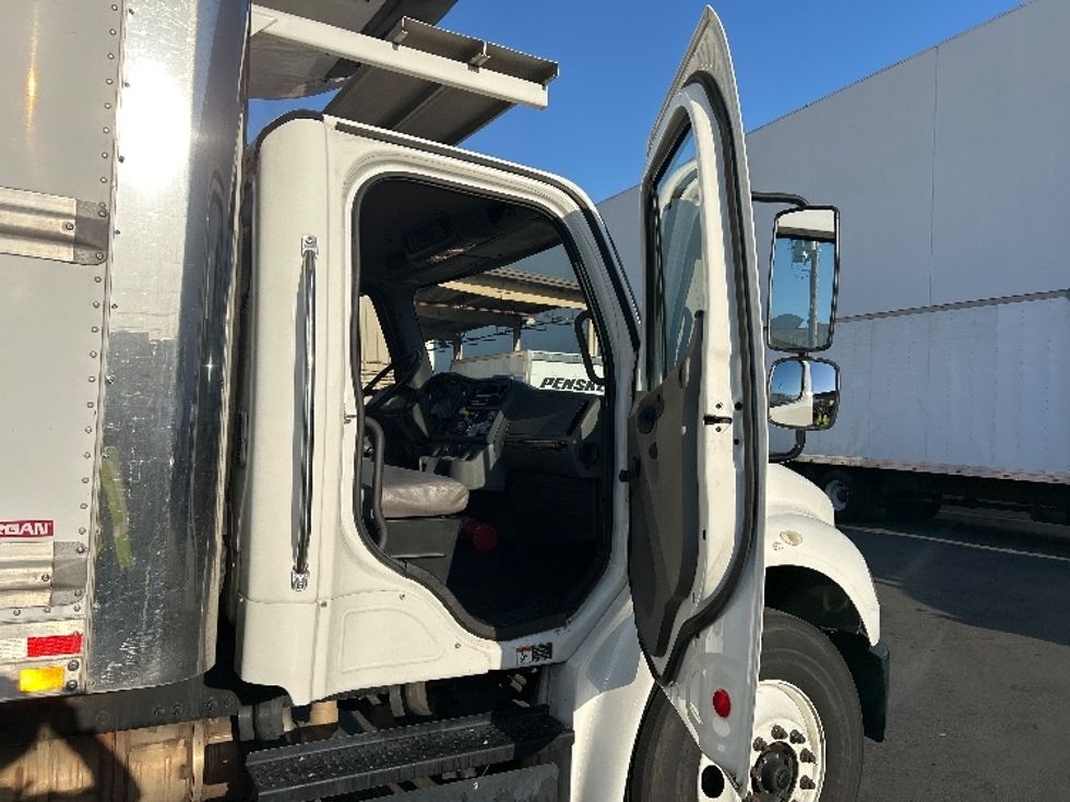Refrigerated Truck-Light and Medium Duty Trucks-Freightliner-2019-M2-Vernon-CA-159,094\n\t\tmiles-$ 69,250 - Image 19