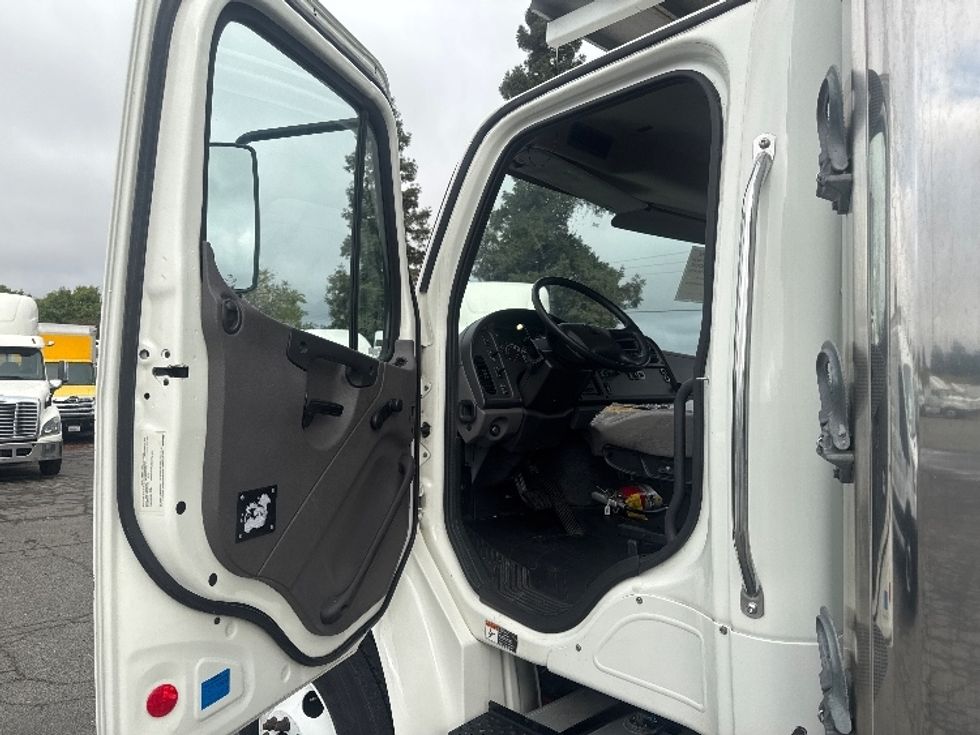 Refrigerated Truck-Light and Medium Duty Trucks-Freightliner-2019-M2-West Sacramento-CA-116,919\n\t\tmiles-$ 66,250 - Image 15