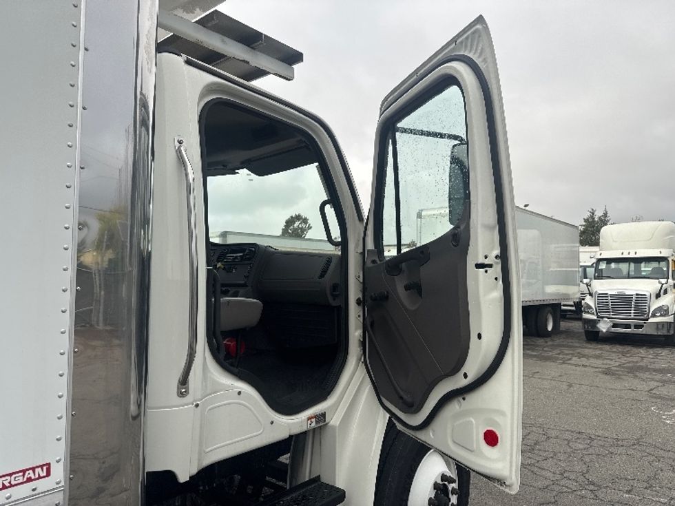 Refrigerated Truck-Light and Medium Duty Trucks-Freightliner-2019-M2-West Sacramento-CA-116,919\n\t\tmiles-$ 66,250 - Image 16