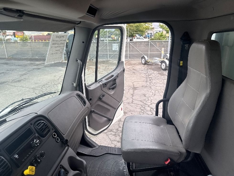 Refrigerated Truck-Light and Medium Duty Trucks-Freightliner-2019-M2-West Sacramento-CA-116,919\n\t\tmiles-$ 66,250 - Image 20