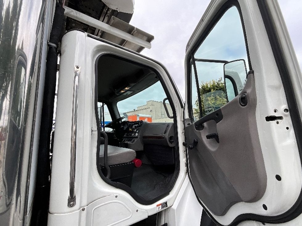 Refrigerated Truck-Light and Medium Duty Trucks-Freightliner-2019-M2-West Sacramento-CA-151,948\n\t\tmiles-$ 62,750 - Image 16