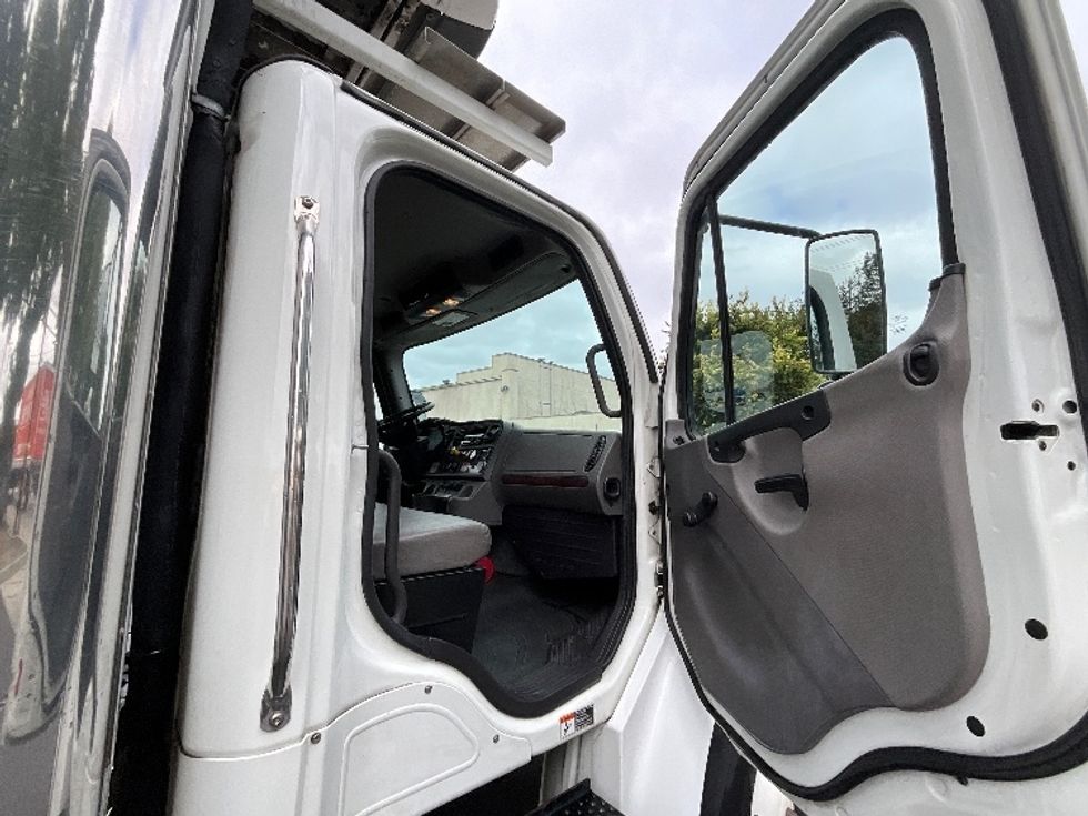 Refrigerated Truck-Light and Medium Duty Trucks-Freightliner-2019-M2-West Sacramento-CA-151,948\n\t\tmiles-$ 62,750 - Image 18