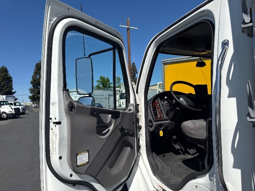 Refrigerated Truck-Light and Medium Duty Trucks-Freightliner-2019-M2-West Sacramento-CA-154,763\n\t\tmiles-$ 42,250 - Image 16