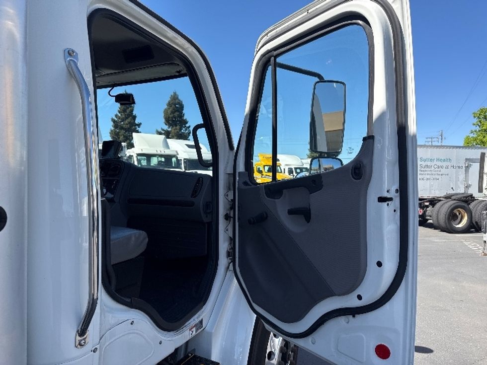 Refrigerated Truck-Light and Medium Duty Trucks-Freightliner-2019-M2-West Sacramento-CA-154,763\n\t\tmiles-$ 42,250 - Image 20