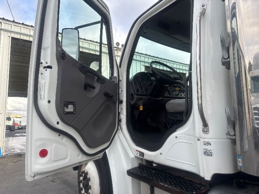 Refrigerated Truck-Light and Medium Duty Trucks-Freightliner-2019-M2-West Sacramento-CA-171,413\n\t\tmiles-$ 51,750 - Image 16