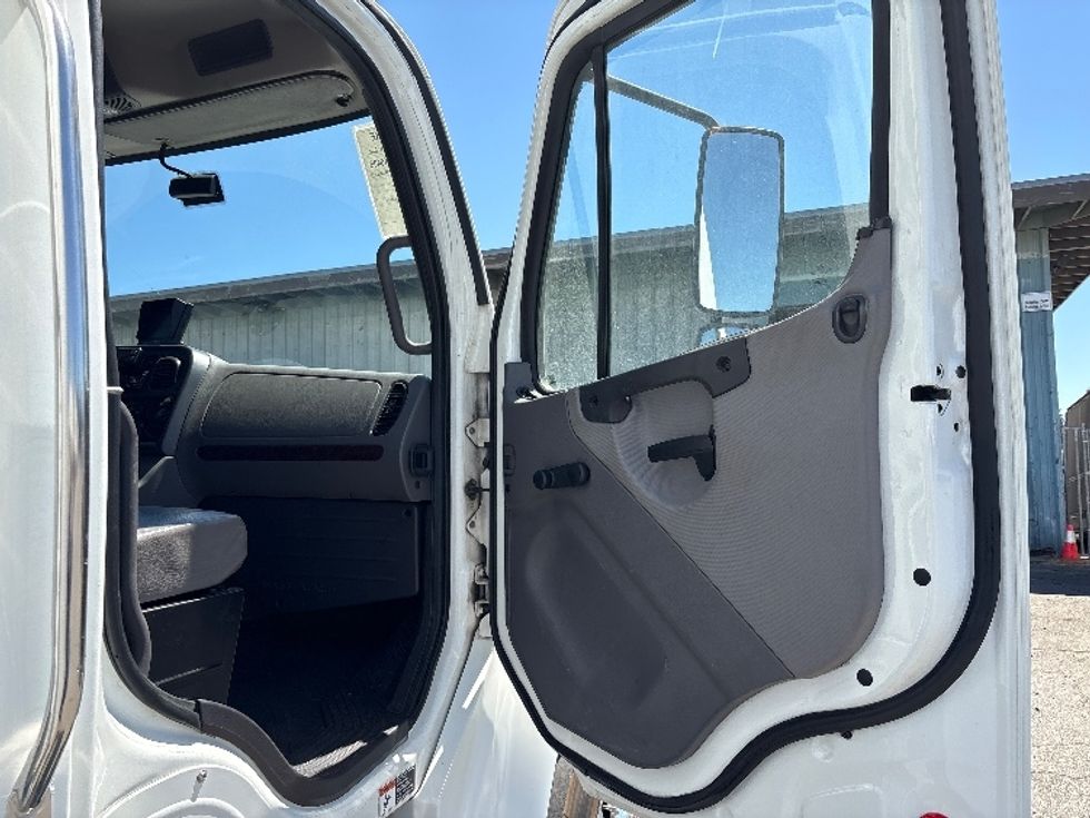 Refrigerated Truck-Light and Medium Duty Trucks-Freightliner-2019-M2-West Sacramento-CA-193,654\n\t\tmiles-$ 37,250 - Image 20