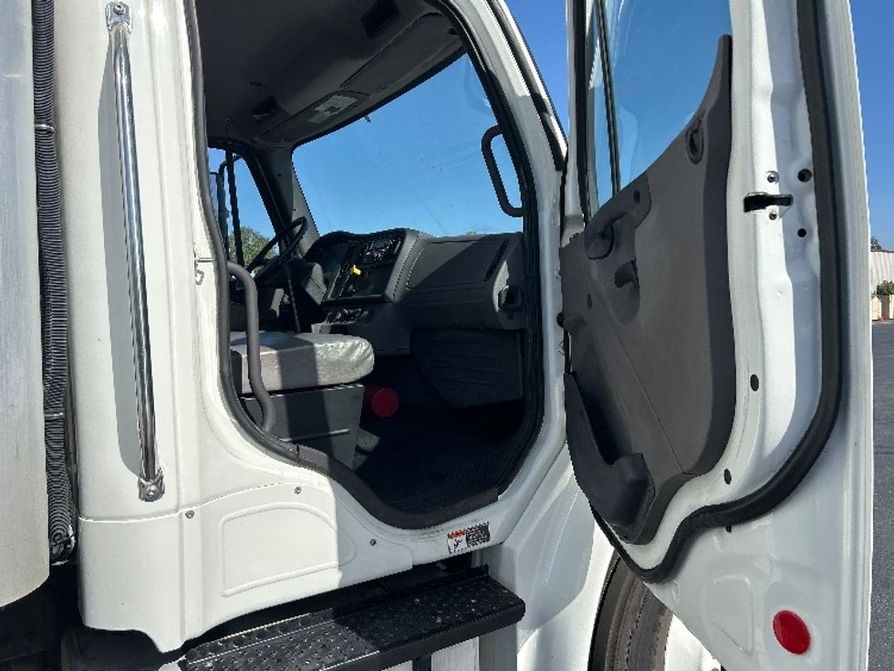 Refrigerated Truck-Light and Medium Duty Trucks-Freightliner-2019-M2-West Sacramento-CA-260,591\n\t\tmiles-$ 28,000 - Image 20