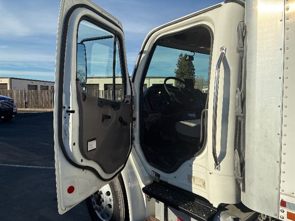 Refrigerated Truck-Light and Medium Duty Trucks-Freightliner-2019-M2-West Sacramento-CA-274,130\n\t\tmiles-$ 26,250 - Image 15