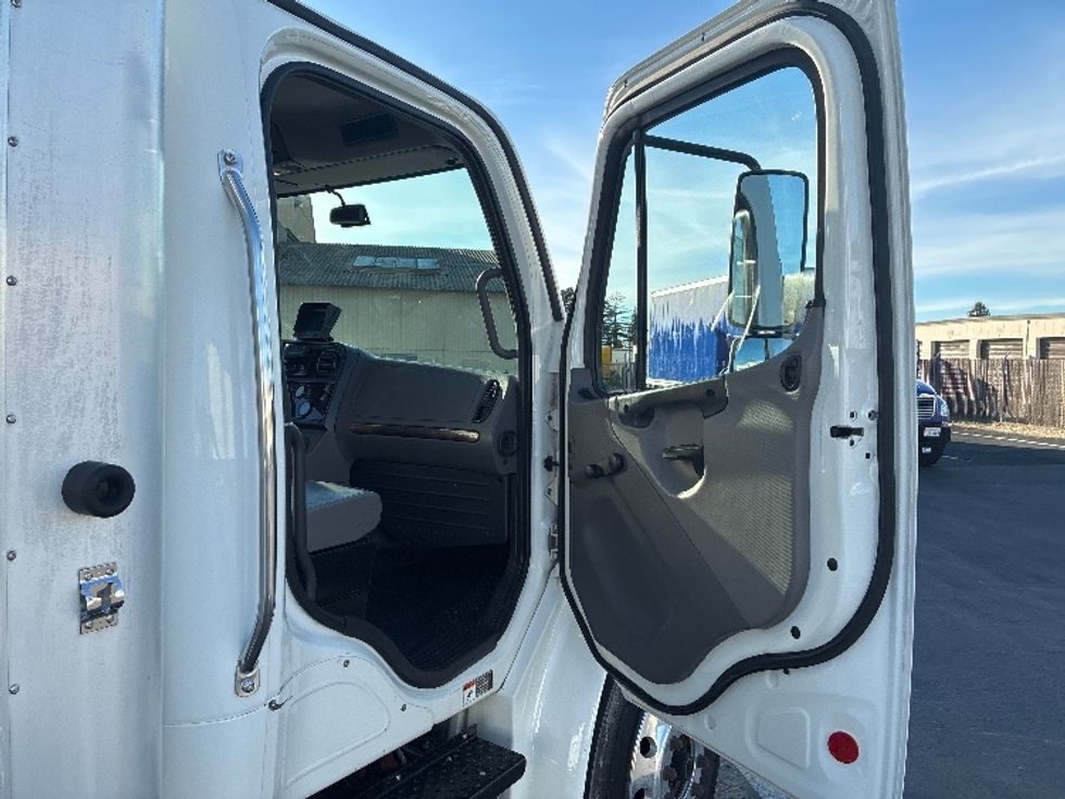 Refrigerated Truck-Light and Medium Duty Trucks-Freightliner-2019-M2-West Sacramento-CA-274,130\n\t\tmiles-$ 26,250 - Image 19