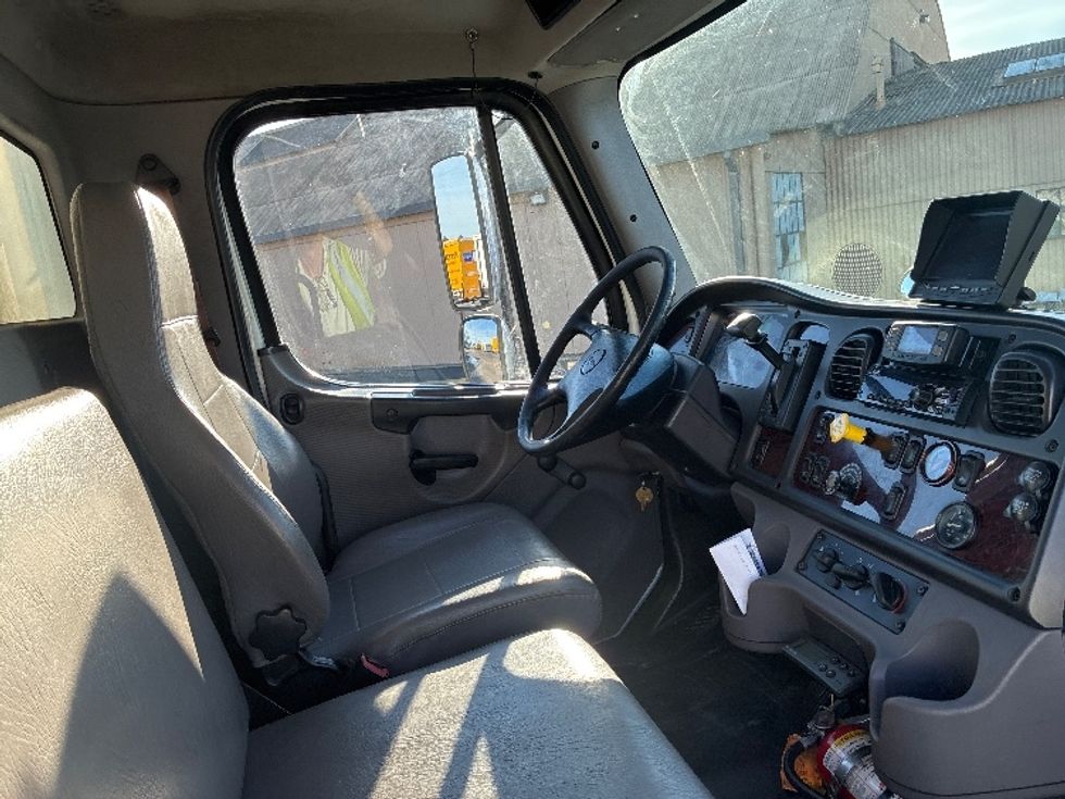 Refrigerated Truck-Light and Medium Duty Trucks-Freightliner-2019-M2-West Sacramento-CA-274,130\n\t\tmiles-$ 26,250 - Image 21