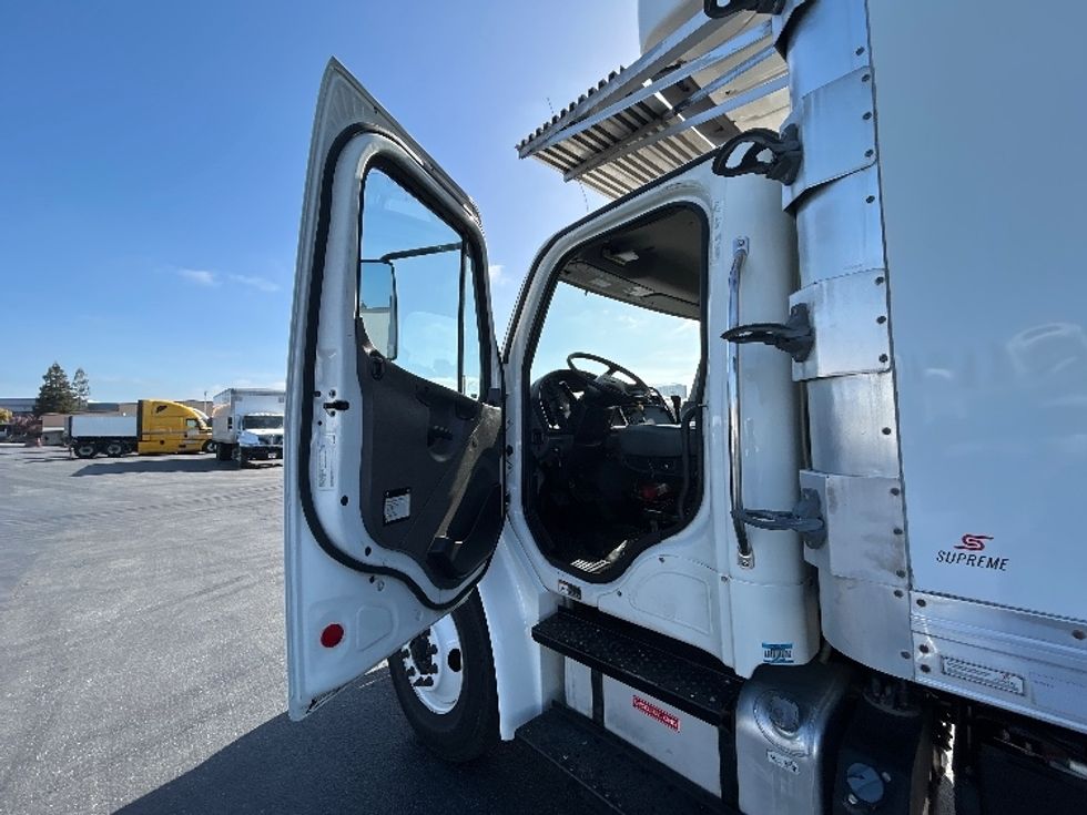 Refrigerated Truck-Light and Medium Duty Trucks-Freightliner-2019-M2-West Sacramento-CA-276,480\n\t\tmiles-$ 25,750 - Image 16