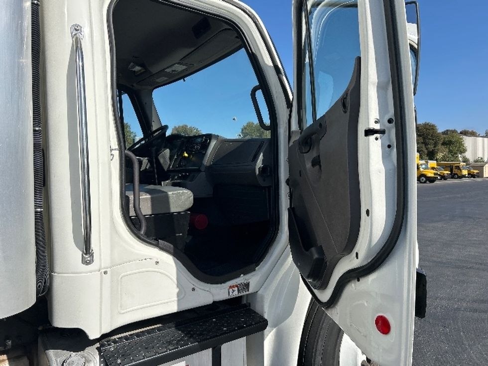Refrigerated Truck-Light and Medium Duty Trucks-Freightliner-2019-M2-West Sacramento-CA-276,480\n\t\tmiles-$ 25,750 - Image 20