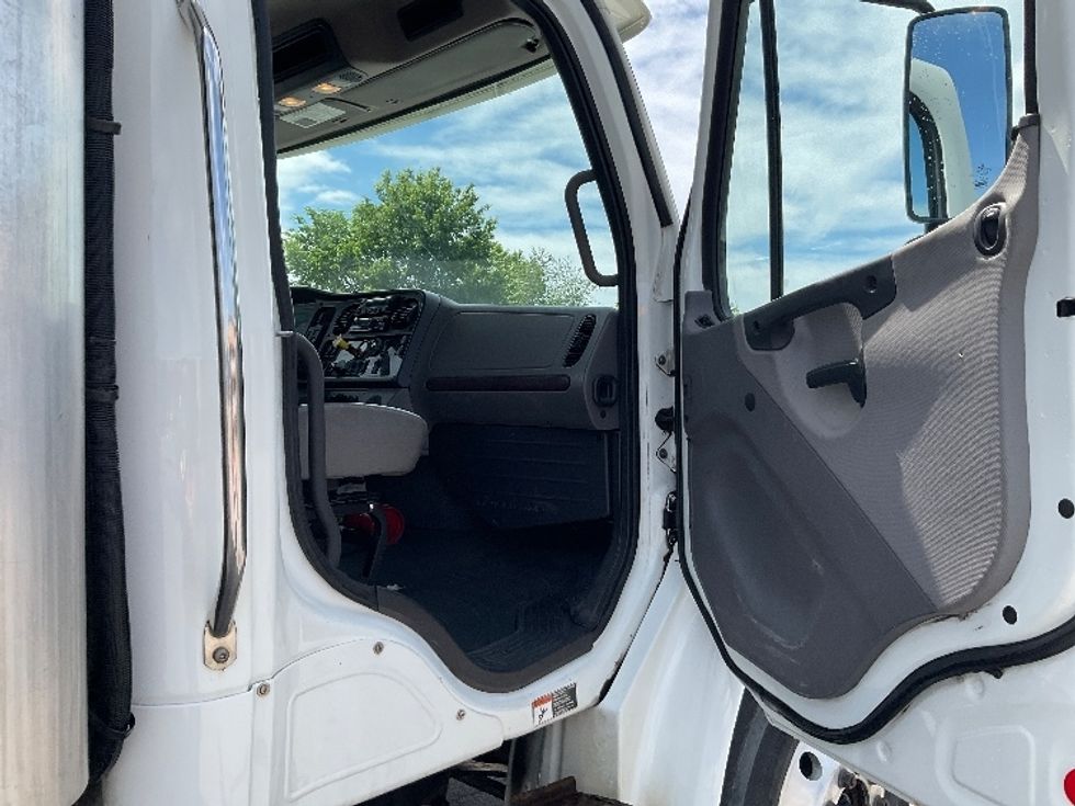 Refrigerated Truck-Light and Medium Duty Trucks-Freightliner-2019-M2-Wilkes Barre-PA-170,524\n\t\tmiles-$ 43,250 - Image 20
