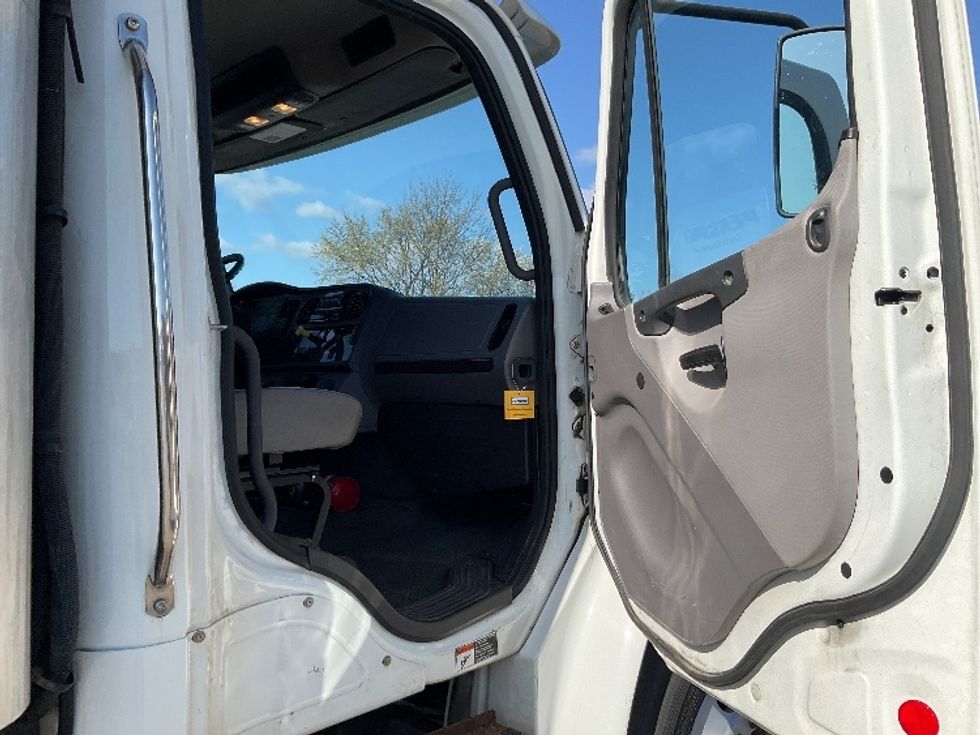 Refrigerated Truck-Light and Medium Duty Trucks-Freightliner-2019-M2-Wilkes Barre-PA-173,471\n\t\tmiles-$ 44,250 - Image 20
