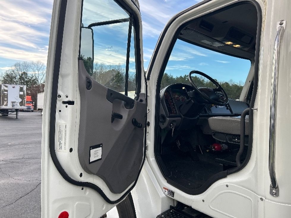 Refrigerated Truck-Light and Medium Duty Trucks-Freightliner-2019-M2-Winston Salem-NC-114,912\n\t\tmiles-$ 63,000 - Image 16