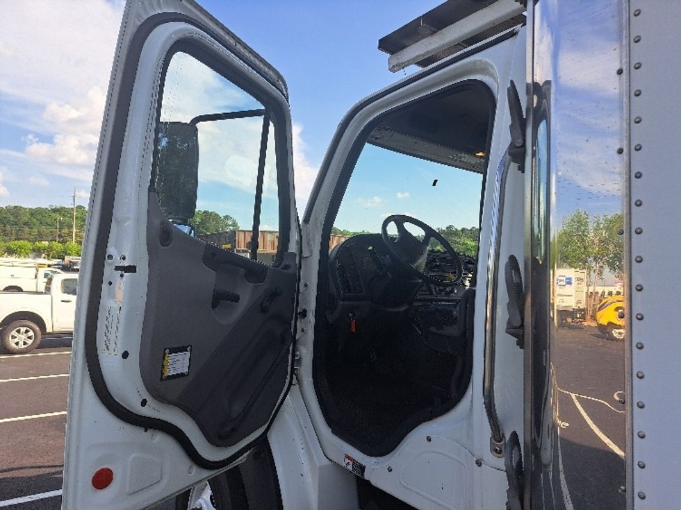 Refrigerated Truck-Light and Medium Duty Trucks-Freightliner-2019-M211264S-Atlanta-GA-454,162\n\t\tmiles-$ 84,000 - Image 16