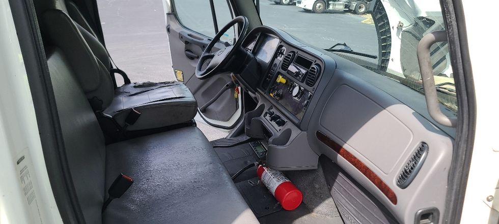 Refrigerated Truck-Light and Medium Duty Trucks-Freightliner-2019-M211264S-Atlanta-GA-528,372\n\t\tmiles-$ 76,000 - Image 23