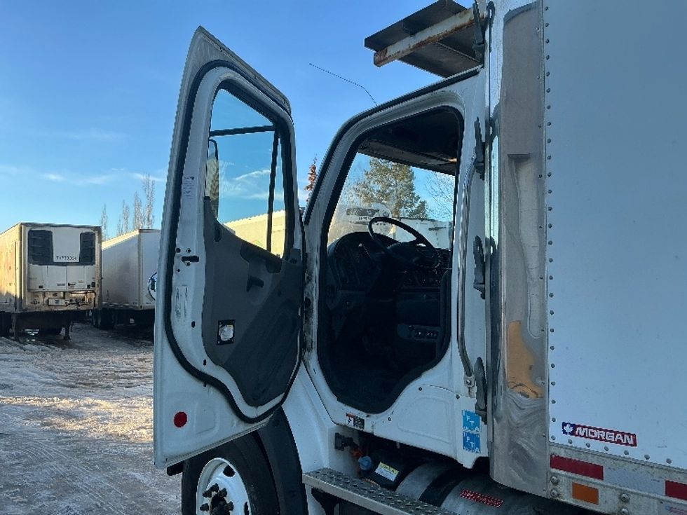 Refrigerated Truck-Light and Medium Duty Trucks-Freightliner-2019-M211264S-Edmonton-AB-562,122\n\t\tkm-$ 117,250 - Image 16