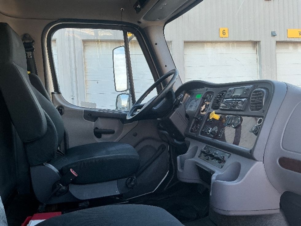 Refrigerated Truck-Light and Medium Duty Trucks-Freightliner-2019-M211264S-Edmonton-AB-562,122\n\t\tkm-$ 117,250 - Image 22