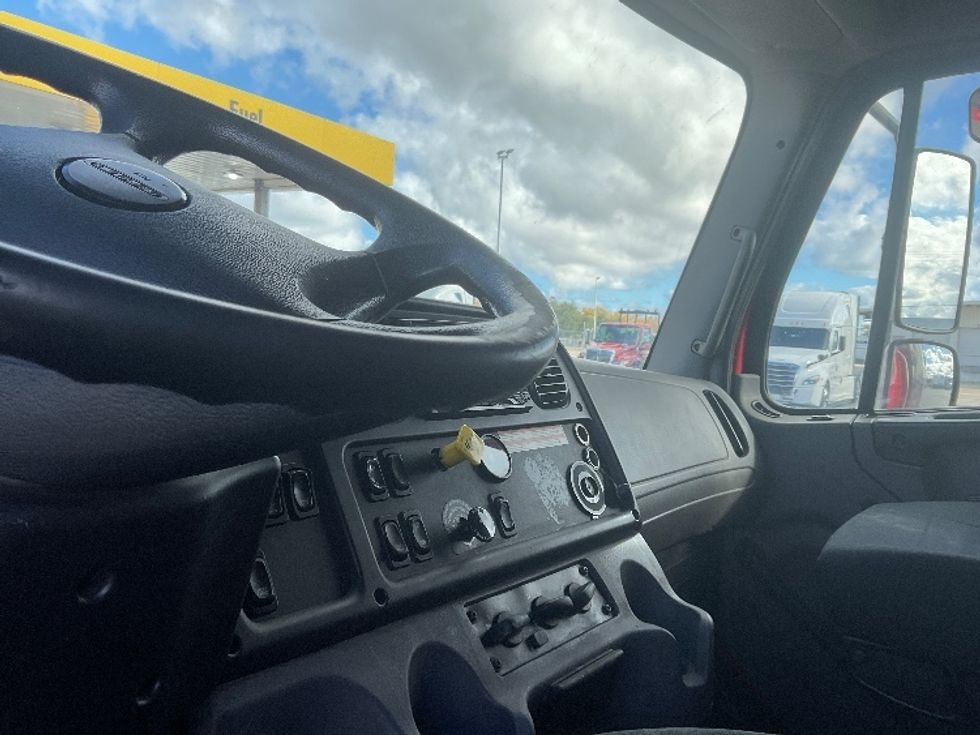 Refrigerated Truck-Light and Medium Duty Trucks-Freightliner-2019-M211264S-Milwaukee-WI-129,845\n\t\tmiles-$ 92,500 - Image 18