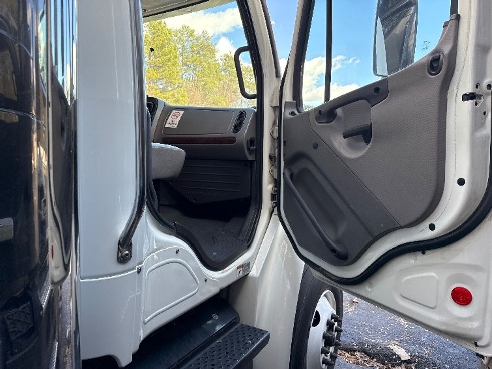 Refrigerated Truck-Light and Medium Duty Trucks-Freightliner-2020-M2-Atlanta (Forest Park)-GA-194,021\n\t\tmiles-$ 54,750 - Image 20