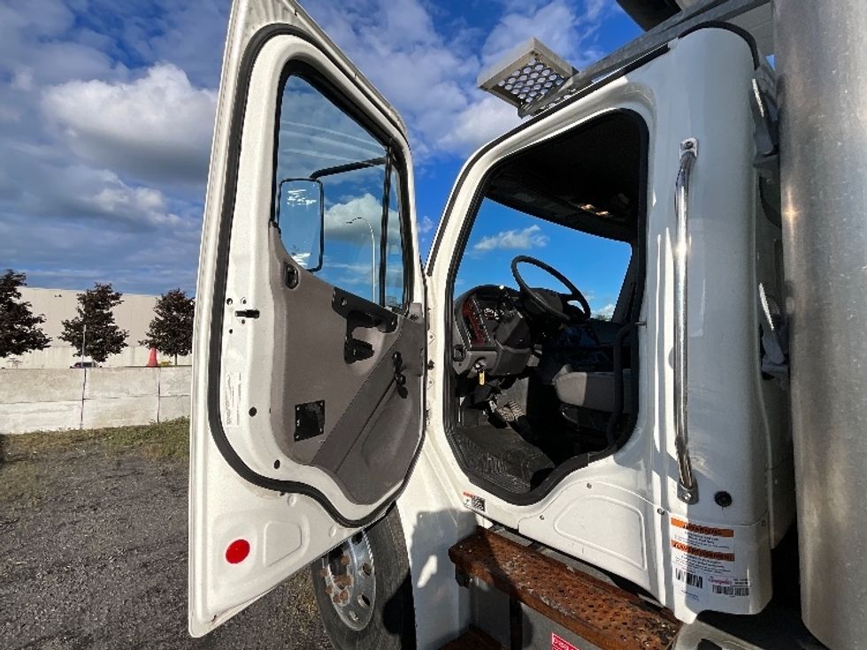 Refrigerated Truck-Light and Medium Duty Trucks-Freightliner-2020-M2-Boucherville-PQ-147,588\n\t\tkm-$ 80,250 - Image 16