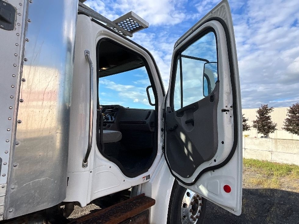 Refrigerated Truck-Light and Medium Duty Trucks-Freightliner-2020-M2-Boucherville-PQ-147,588\n\t\tkm-$ 80,250 - Image 20